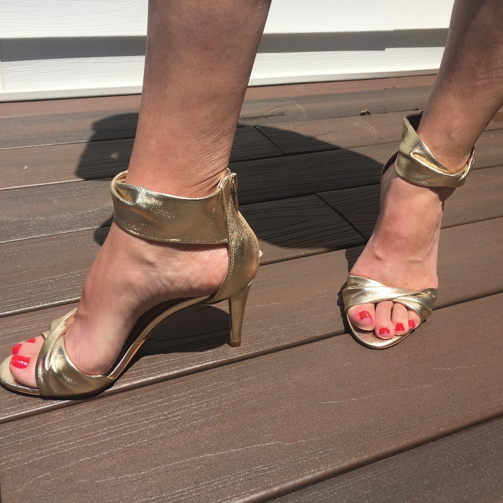 🌷💐🪻Brand New in Box Vince Camuto Camden Metallic Gold 6 1/2💐🌷🌺 - Picture 3 of 5